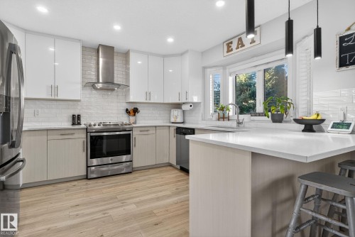 7224 158 Avenue, Edmonton, AB - Indoor Photo Showing Kitchen With Upgraded Kitchen