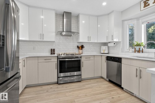 7224 158 Avenue, Edmonton, AB - Indoor Photo Showing Kitchen With Upgraded Kitchen