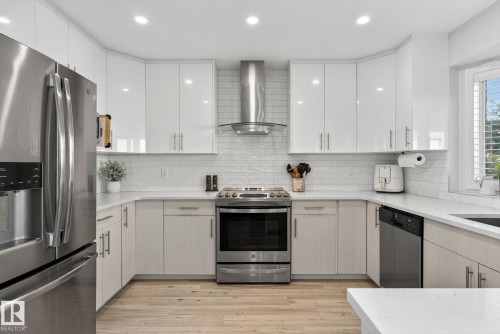7224 158 Avenue, Edmonton, AB - Indoor Photo Showing Kitchen With Upgraded Kitchen