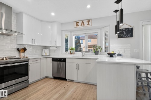 7224 158 Avenue, Edmonton, AB - Indoor Photo Showing Kitchen With Upgraded Kitchen