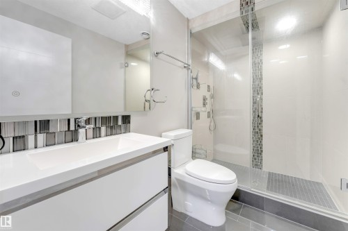 3363 16B Avenue, Edmonton, AB - Indoor Photo Showing Bathroom
