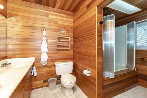 8204 163 Street, Edmonton, AB - Indoor Photo Showing Bathroom