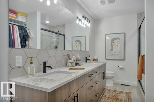 14112 59 Avenue, Edmonton, AB - Indoor Photo Showing Bathroom