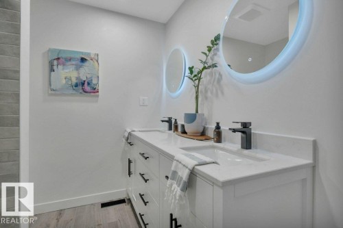 14112 59 Avenue, Edmonton, AB - Indoor Photo Showing Bathroom