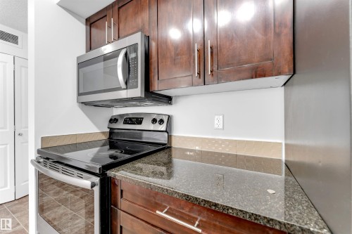 316 3211 James Mowatt Trail, Edmonton, AB - Indoor Photo Showing Kitchen