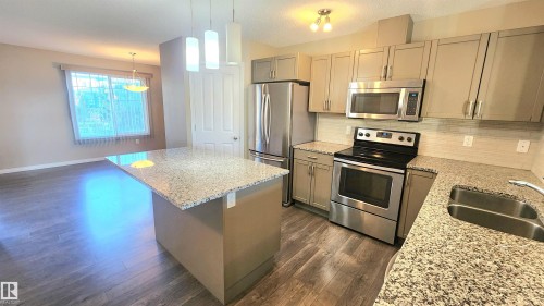 32 1030 Chappelle Boulevard, Edmonton, AB - Indoor Photo Showing Kitchen With Double Sink With Upgraded Kitchen