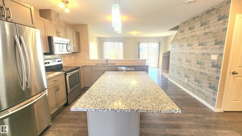 32 1030 Chappelle Boulevard, Edmonton, AB - Indoor Photo Showing Kitchen With Upgraded Kitchen