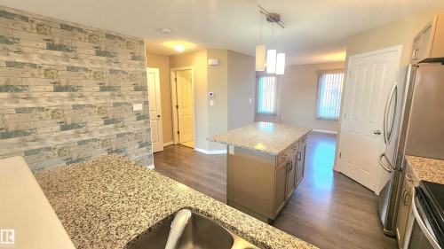 32 1030 Chappelle Boulevard, Edmonton, AB - Indoor Photo Showing Kitchen