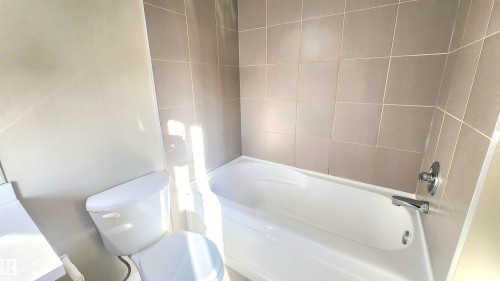 32 1030 Chappelle Boulevard, Edmonton, AB - Indoor Photo Showing Bathroom