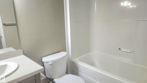 32 1030 Chappelle Boulevard, Edmonton, AB - Indoor Photo Showing Bathroom