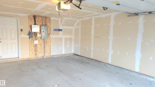 32 1030 Chappelle Boulevard, Edmonton, AB - Indoor Photo Showing Garage