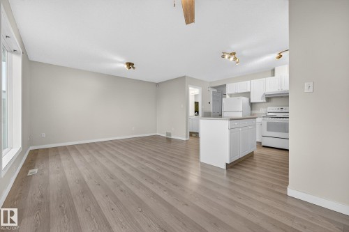 1094 Barnes Way, Edmonton, AB - Indoor Photo Showing Kitchen