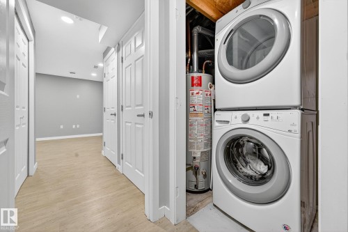 1094 Barnes Way, Edmonton, AB - Indoor Photo Showing Laundry Room