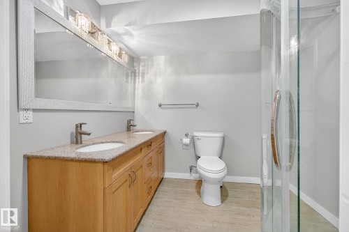 1094 Barnes Way, Edmonton, AB - Indoor Photo Showing Bathroom