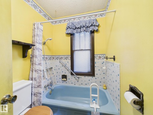 9917 159 Street, Edmonton, AB - Indoor Photo Showing Bathroom