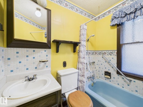 9917 159 Street, Edmonton, AB - Indoor Photo Showing Bathroom