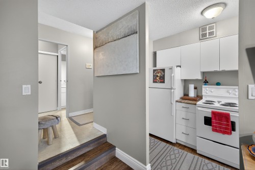 216 10160 114 Street, Edmonton, AB - Indoor Photo Showing Kitchen