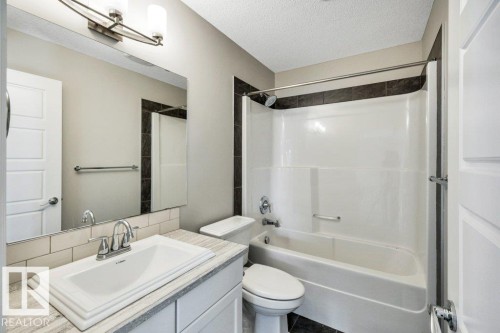 728 43 Avenue, Edmonton, AB - Indoor Photo Showing Bathroom