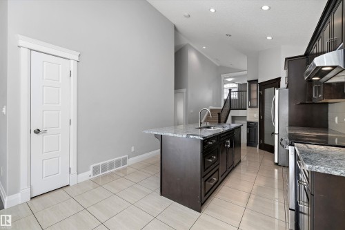 550 Albany Way, Edmonton, AB - Indoor Photo Showing Kitchen