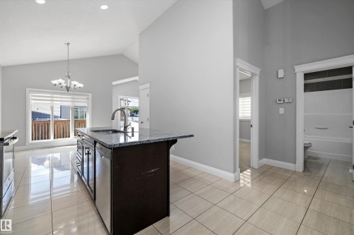 550 Albany Way, Edmonton, AB - Indoor Photo Showing Kitchen