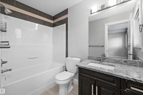 550 Albany Way, Edmonton, AB - Indoor Photo Showing Bathroom