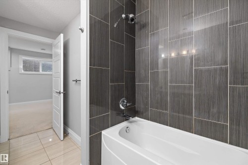 550 Albany Way, Edmonton, AB - Indoor Photo Showing Bathroom
