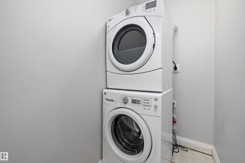 550 Albany Way, Edmonton, AB - Indoor Photo Showing Laundry Room