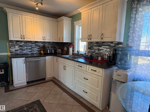 4813 52 Avenue, Elk Point, AB - Indoor Photo Showing Kitchen With Double Sink