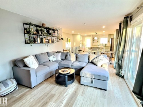 17119 82 Avenue, Edmonton, AB - Indoor Photo Showing Living Room