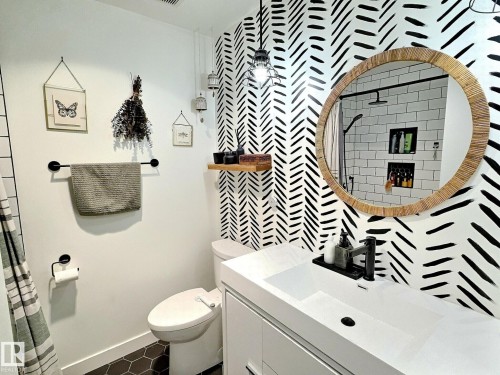 17119 82 Avenue, Edmonton, AB - Indoor Photo Showing Bathroom