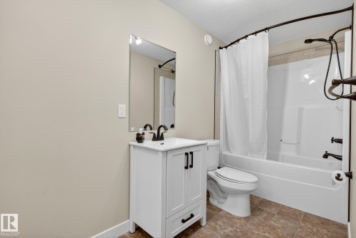 6121 175A Avenue, Edmonton, AB - Indoor Photo Showing Bathroom