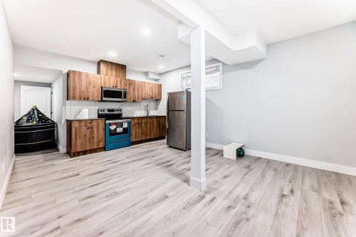 6159 12 Avenue Sw, Edmonton, AB - Indoor Photo Showing Kitchen