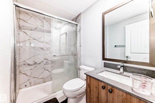6159 12 Avenue Sw, Edmonton, AB - Indoor Photo Showing Bathroom