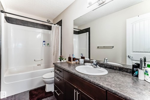 6159 12 Avenue Sw, Edmonton, AB - Indoor Photo Showing Bathroom