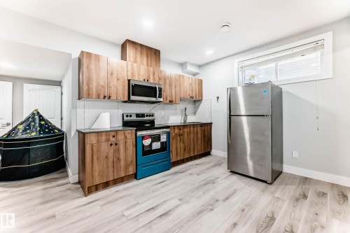 6159 12 Avenue Sw, Edmonton, AB - Indoor Photo Showing Kitchen