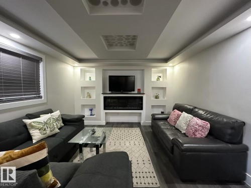 9130 83 Avenue, Edmonton, AB - Indoor Photo Showing Living Room