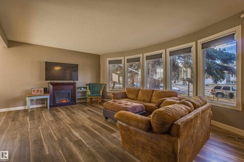 157 Brookwood Drive, Spruce Grove, AB - Indoor Photo Showing Living Room