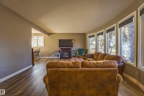 157 Brookwood Drive, Spruce Grove, AB - Indoor Photo Showing Living Room