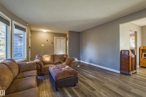 157 Brookwood Drive, Spruce Grove, AB - Indoor Photo Showing Living Room