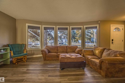 157 Brookwood Drive, Spruce Grove, AB - Indoor Photo Showing Living Room