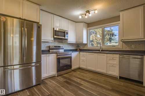 157 Brookwood Drive, Spruce Grove, AB - Indoor Photo Showing Kitchen