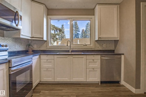 157 Brookwood Drive, Spruce Grove, AB - Indoor Photo Showing Kitchen With Double Sink