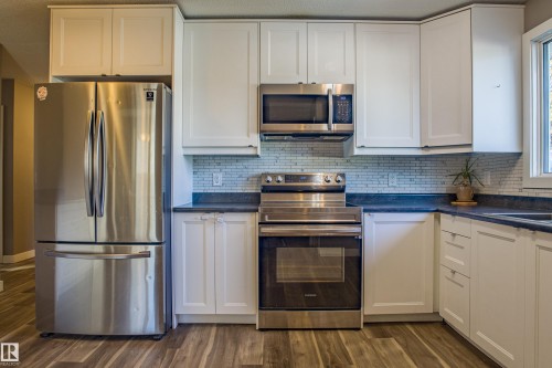 157 Brookwood Drive, Spruce Grove, AB - Indoor Photo Showing Kitchen
