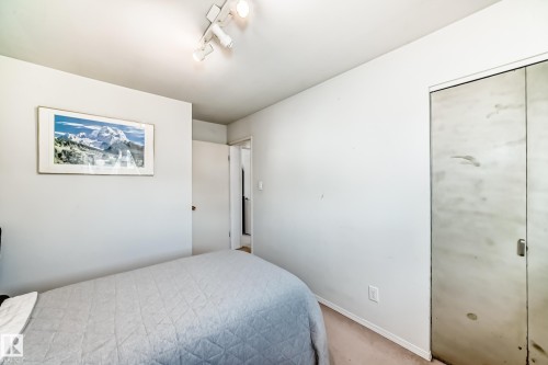 17719 84 Avenue, Edmonton, AB - Indoor Photo Showing Bedroom