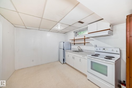 17719 84 Avenue, Edmonton, AB - Indoor Photo Showing Kitchen