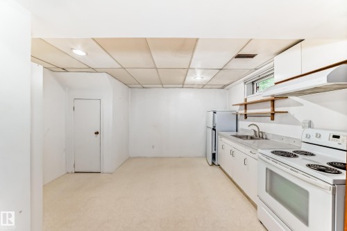 17719 84 Avenue, Edmonton, AB - Indoor Photo Showing Kitchen
