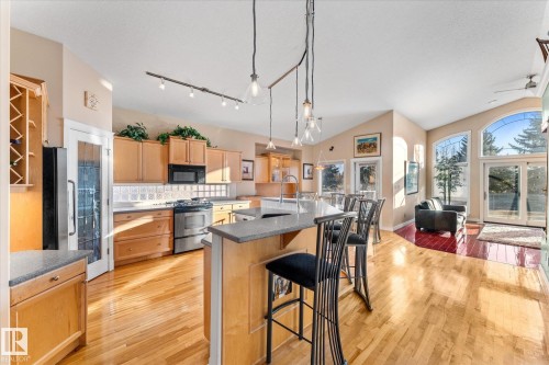 813 Proctor Wynd, Edmonton, AB - Indoor Photo Showing Kitchen