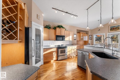813 Proctor Wynd, Edmonton, AB - Indoor Photo Showing Kitchen With Upgraded Kitchen