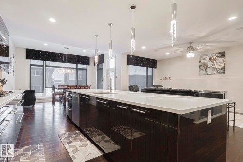 1116 Hainstock Green Green, Edmonton, AB - Indoor Photo Showing Kitchen With Upgraded Kitchen