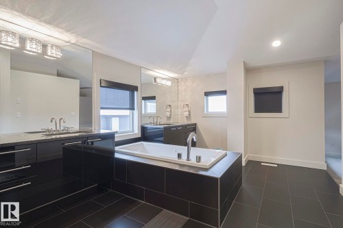 1116 Hainstock Green Green, Edmonton, AB - Indoor Photo Showing Bathroom